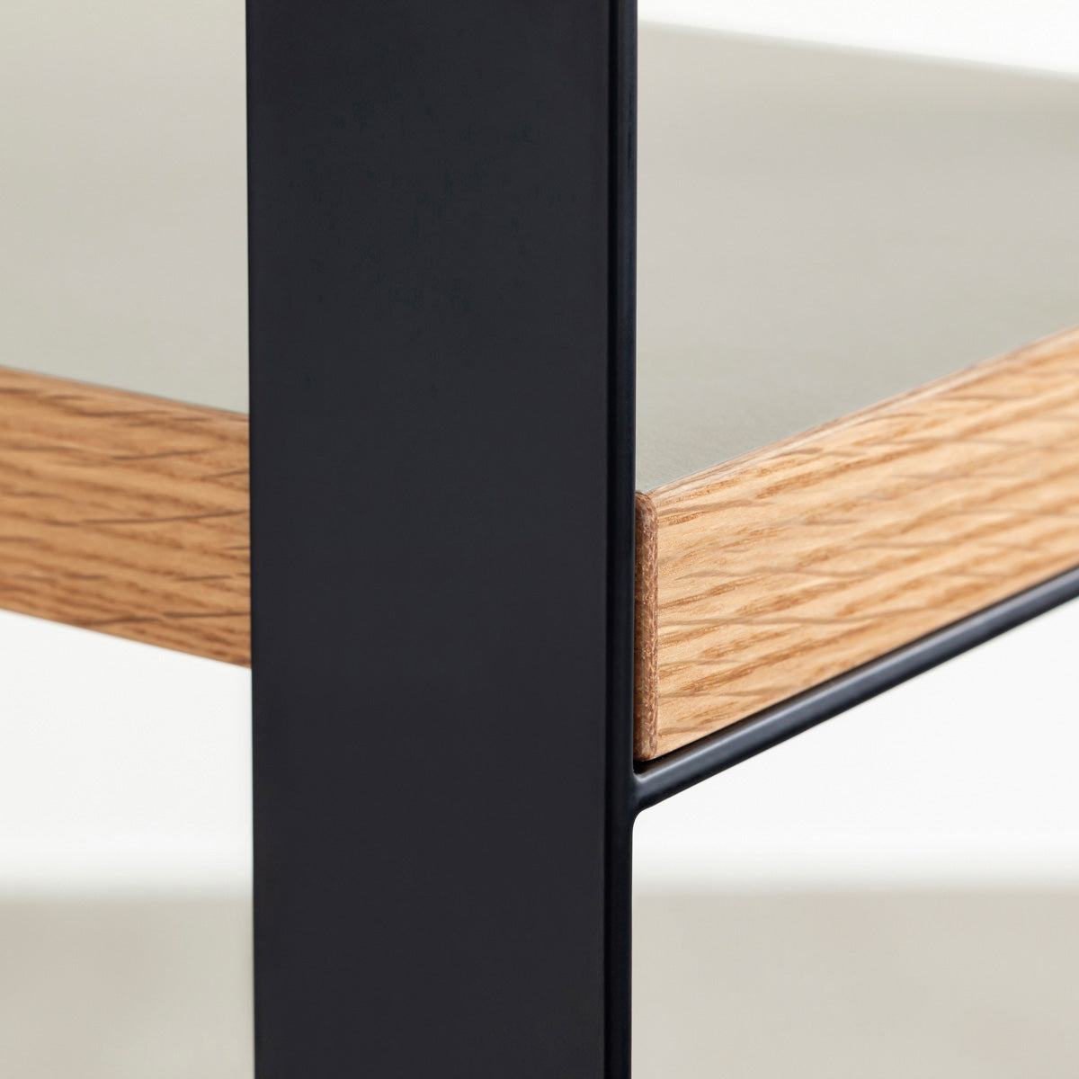 Kanademonoのリノリウム素材の棚板にブラックのアイアンフレームを組み合わせたシェルフ/Pebble（フレーム部分）