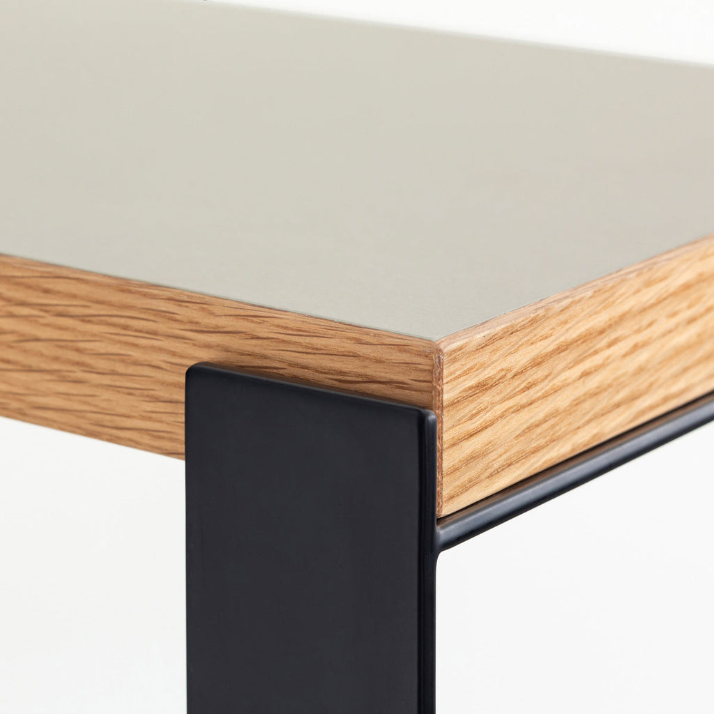 Kanademonoのリノリウム素材の棚板にブラックのアイアンフレームを組み合わせたシェルフ/Pebble（角）