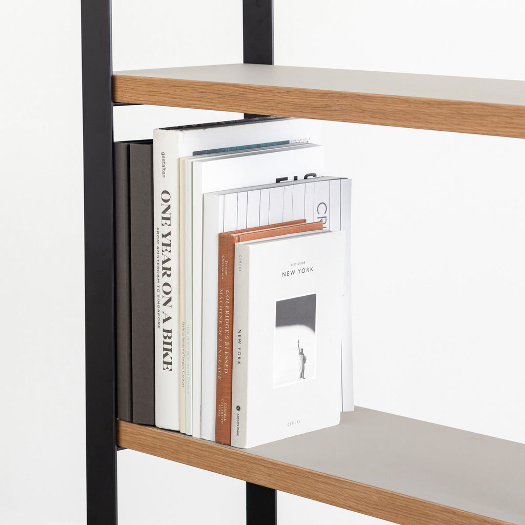 Kanademonoのリノリウム素材の棚板にブラックのアイアンフレームを組み合わせたシェルフ/Pebble（使用イメージ２）