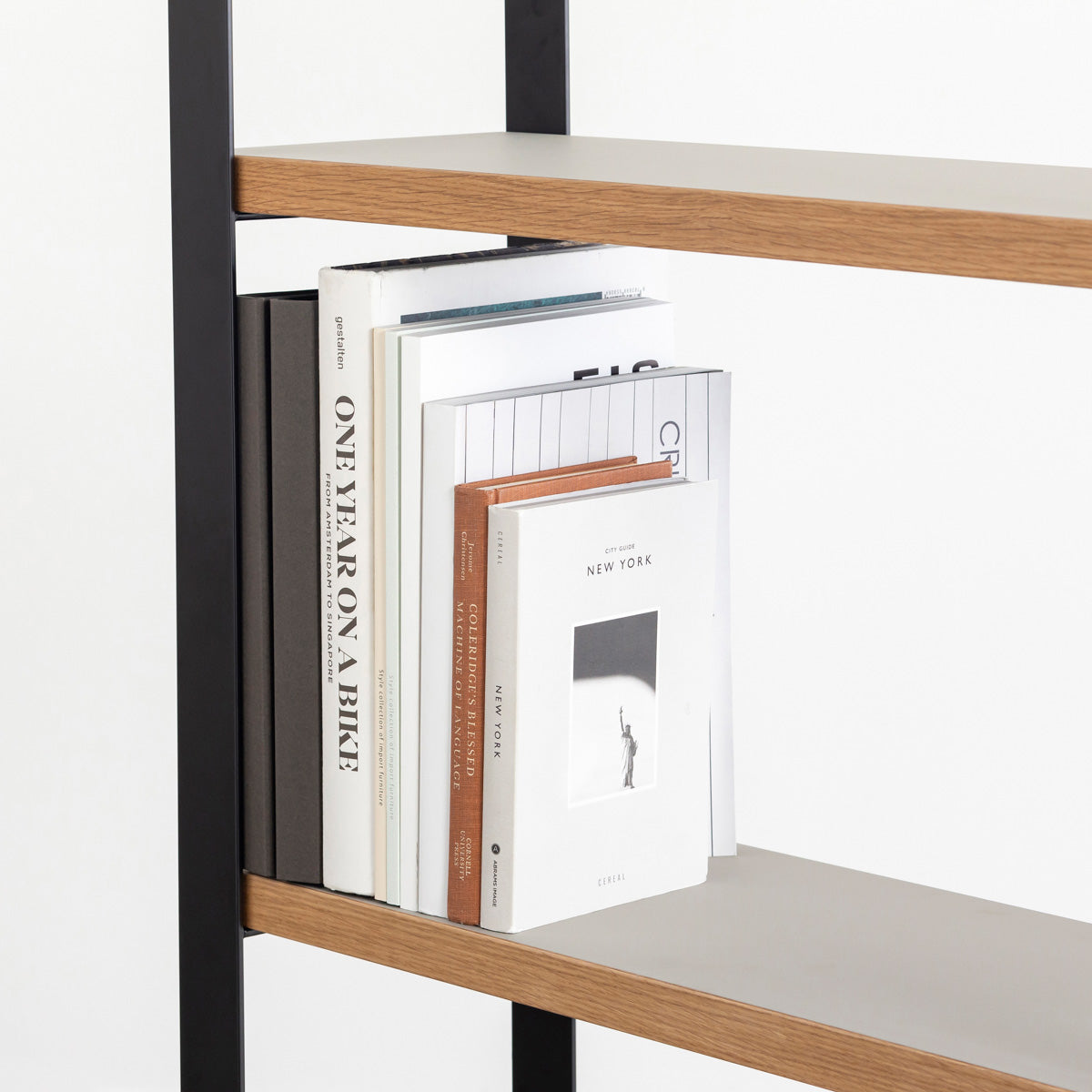 Kanademonoのリノリウム素材の棚板にブラックのアイアンフレームを組み合わせたシェルフ/Pebble（使用イメージ２）