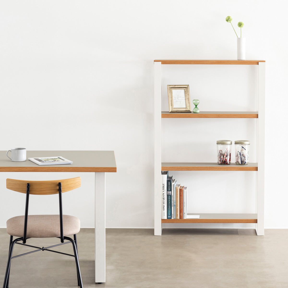 Kanademonoのリノリウム素材の棚板にホワイトのアイアンフレームを組み合わせたシェルフ/Pebble（使用イメージ）