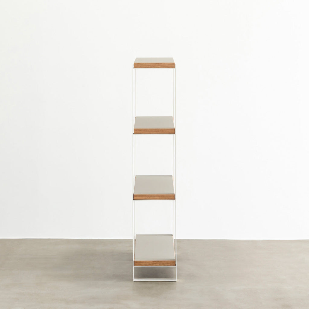 Kanademonoのリノリウム素材の棚板にホワイトのアイアンフレームを組み合わせたシェルフ/Pebble（側面）