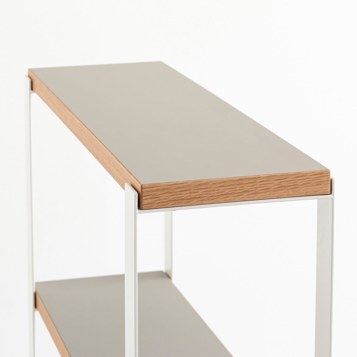 Kanademonoのリノリウム素材の棚板にホワイトのアイアンフレームを組み合わせたシェルフ/Pebble（上からのアングル）