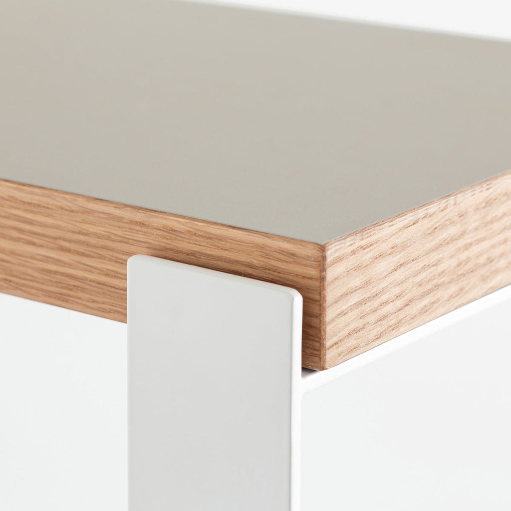 Kanademonoのリノリウム素材の棚板にホワイトのアイアンフレームを組み合わせたシェルフ/Pebble（角）