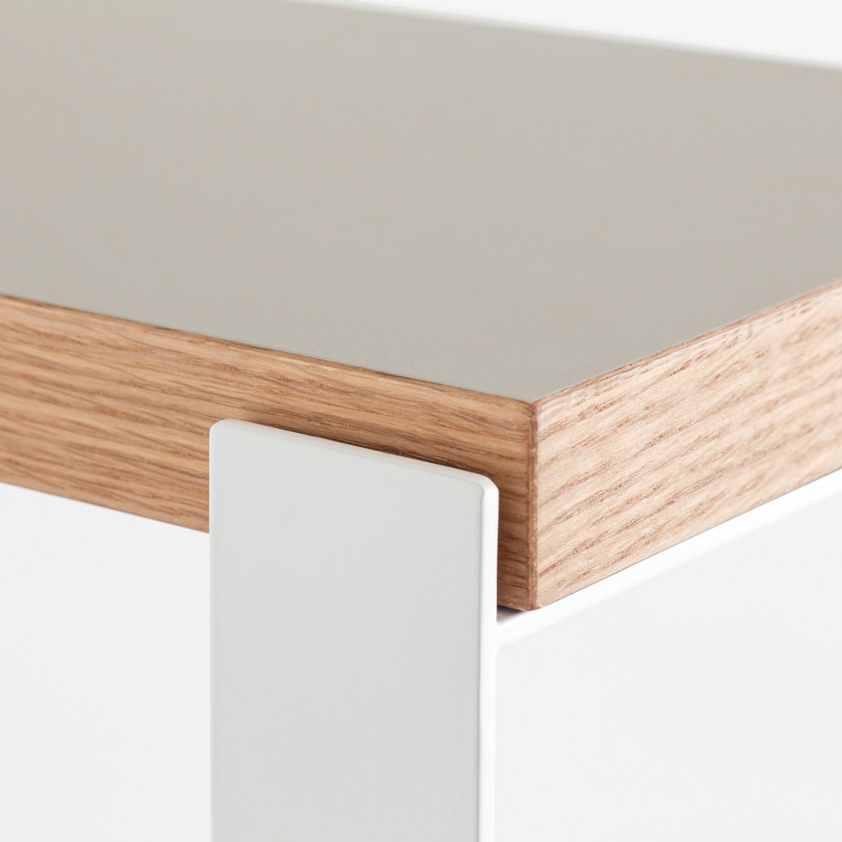 Kanademonoのリノリウム素材の棚板にホワイトのアイアンフレームを組み合わせたシェルフ/Pebble（角）