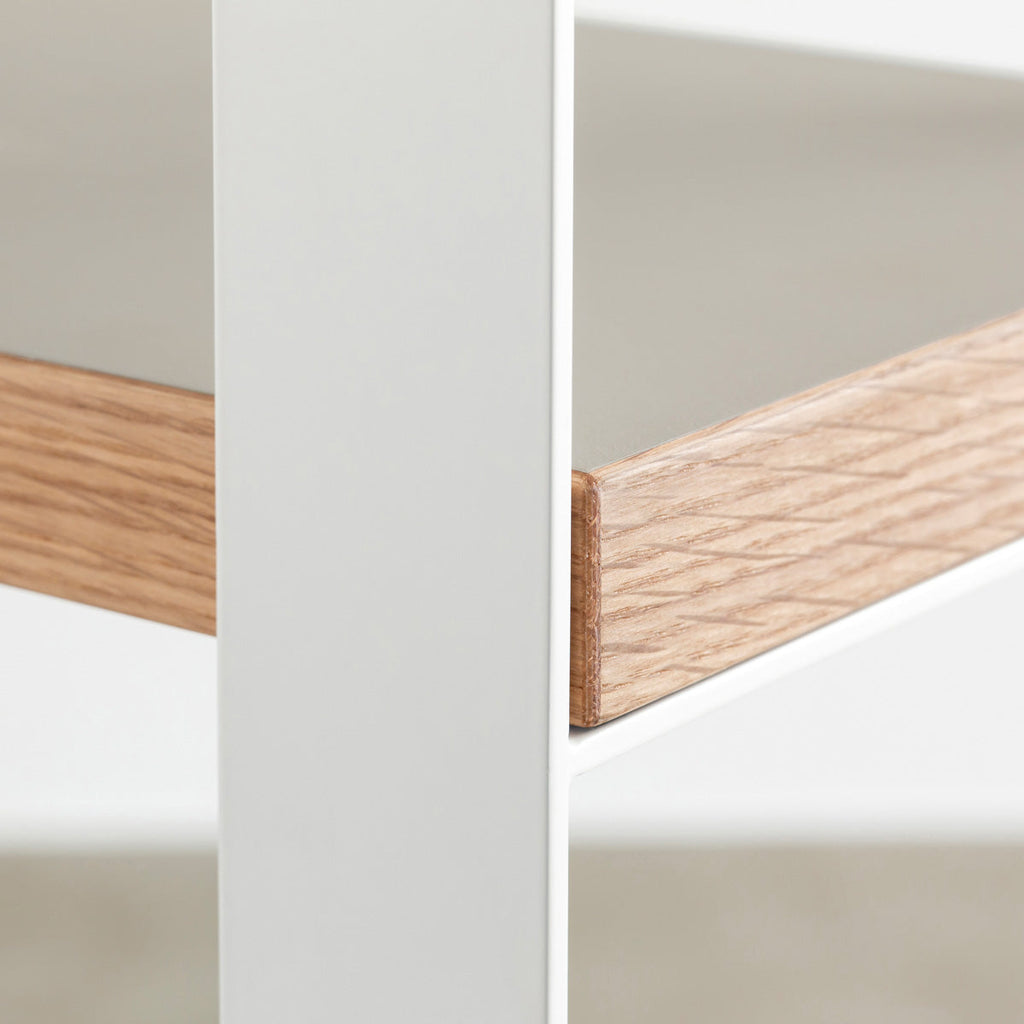 Kanademonoのリノリウム素材の棚板にホワイトのアイアンフレームを組み合わせたシェルフ/Pebble（フレーム）