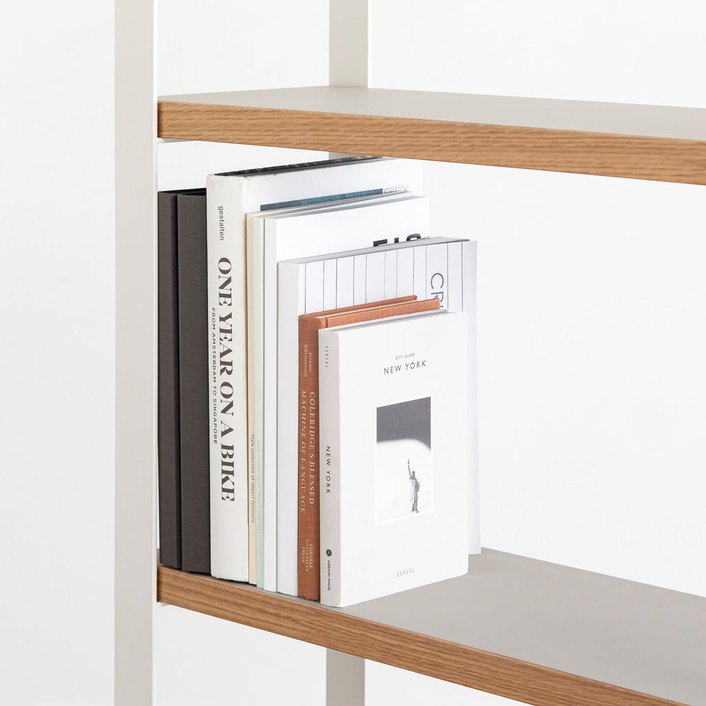 Kanademonoのリノリウム素材の棚板にホワイトのアイアンフレームを組み合わせたシェルフ/Pebble（使用イメージ２）