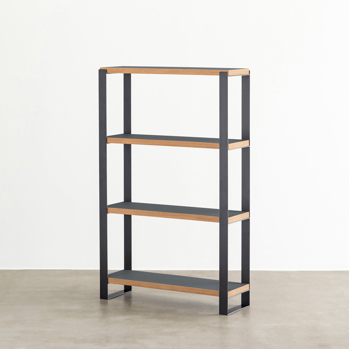 Kanademonoのリノリウム素材の棚板にブラックのアイアンフレームを組み合わせたシェルフ/Pewter