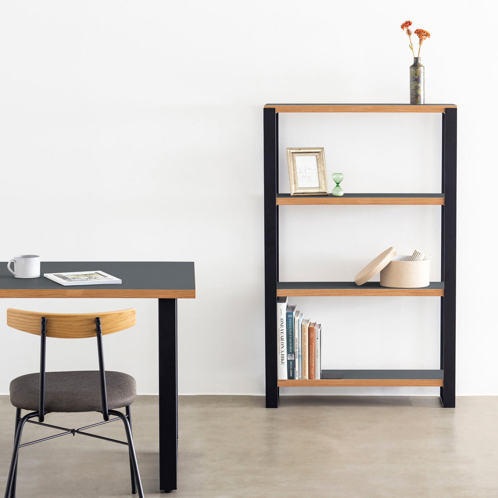 Kanademonoのリノリウム素材の棚板にブラックのアイアンフレームを組み合わせたシェルフ/Pewter（使用イメージ）