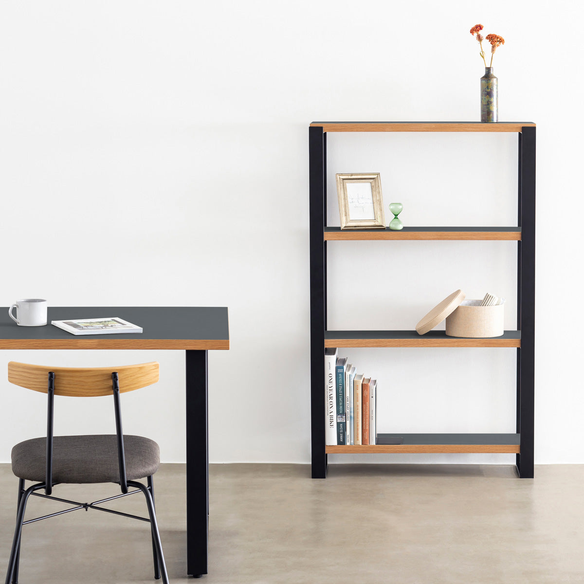 Kanademonoのリノリウム素材の棚板にブラックのアイアンフレームを組み合わせたシェルフ/Pewter（使用イメージ）