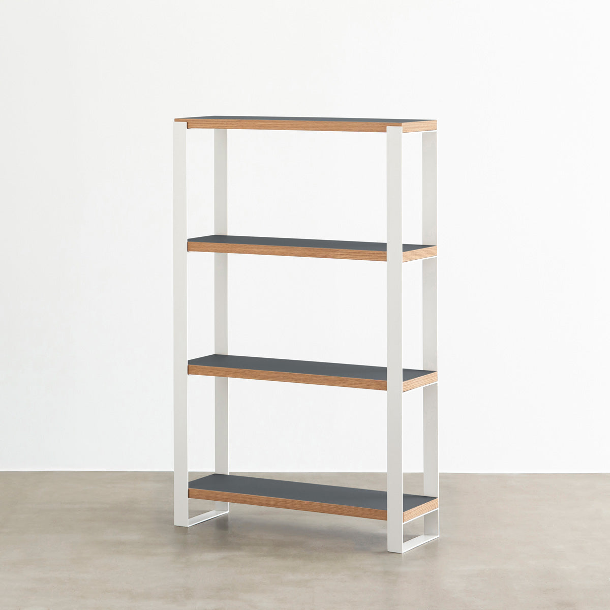 Kanademonoのリノリウム素材の棚板にホワイトのアイアンフレームを組み合わせたシェルフ/Pewter