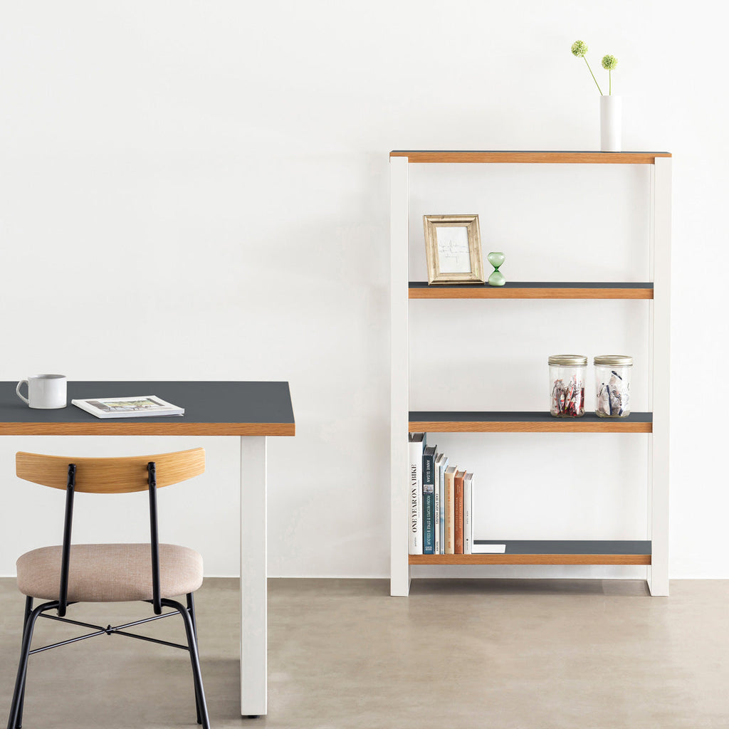 Kanademonoのリノリウム素材の棚板にホワイトのアイアンフレームを組み合わせたシェルフ/Pewter（使用イメージ）