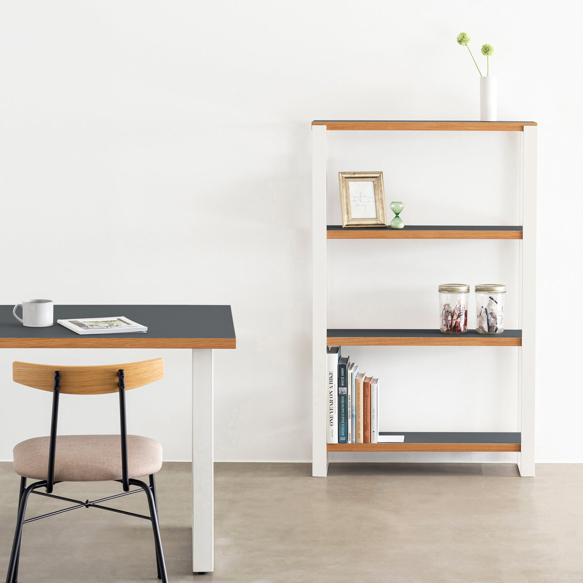 Kanademonoのリノリウム素材の棚板にホワイトのアイアンフレームを組み合わせたシェルフ/Pewter（使用イメージ）