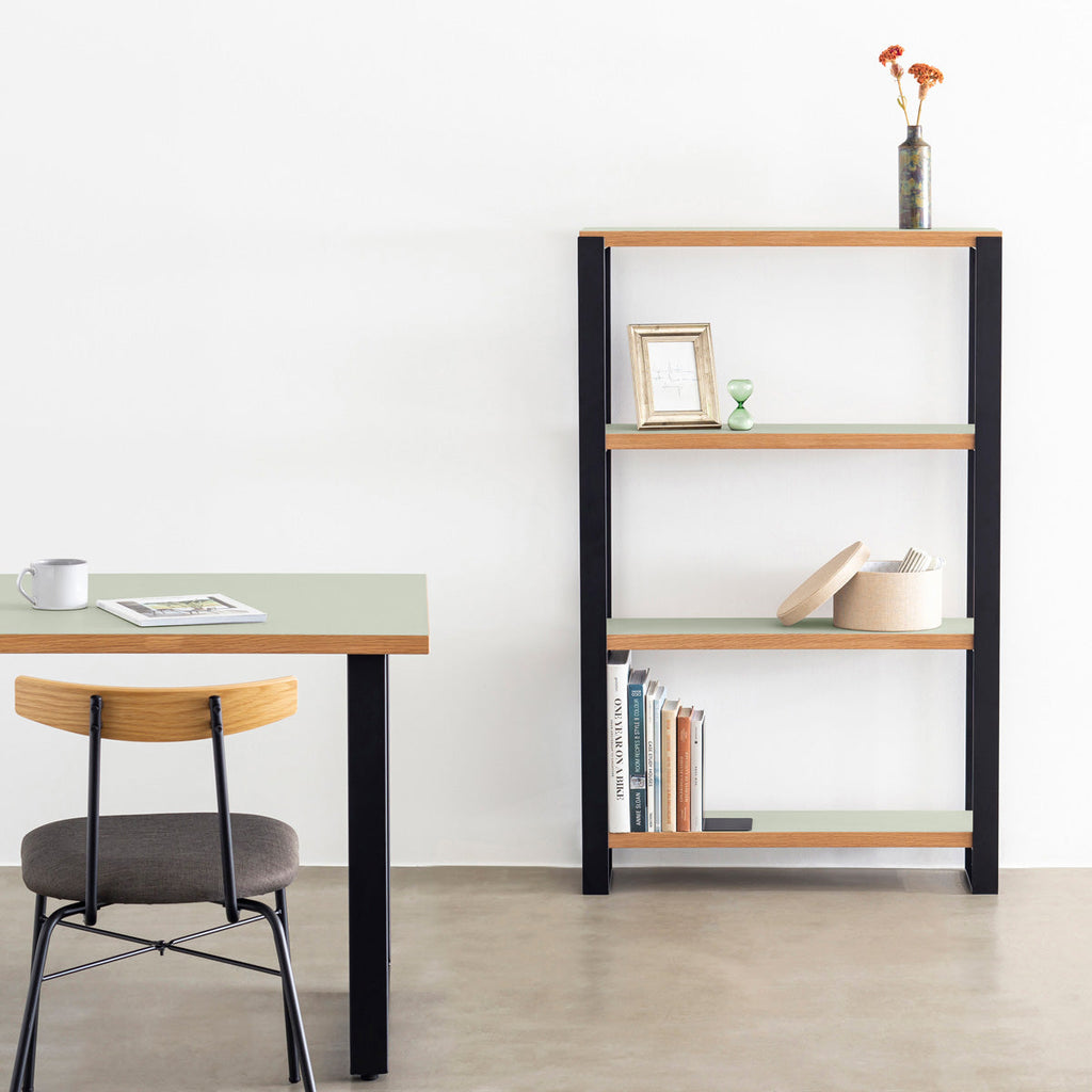 Kanademonoのリノリウム素材の棚板にブラックのアイアンフレームを組み合わせたシェルフ/Pistachio（使用イメージ）