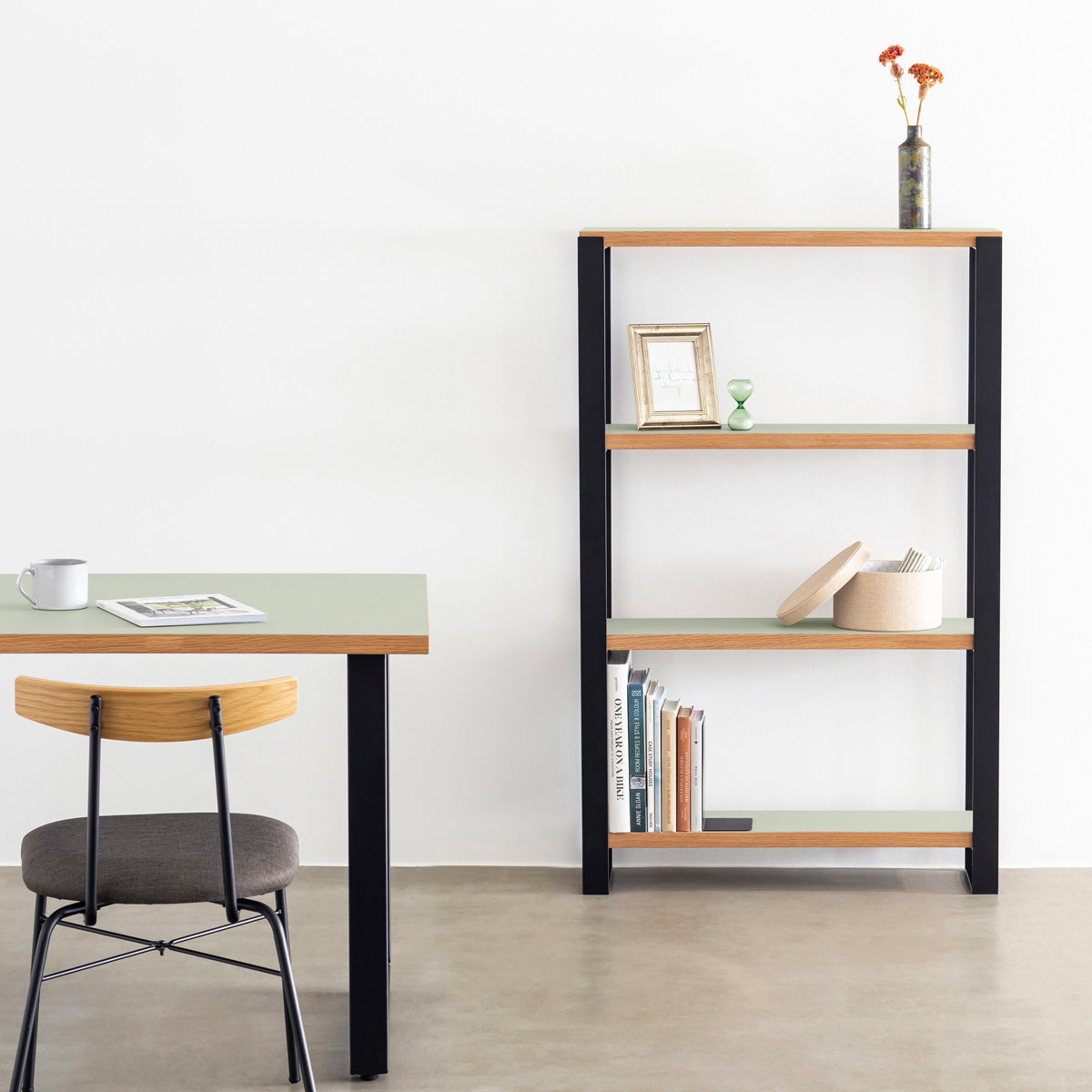 Kanademonoのリノリウム素材の棚板にブラックのアイアンフレームを組み合わせたシェルフ/Pistachio（使用イメージ）