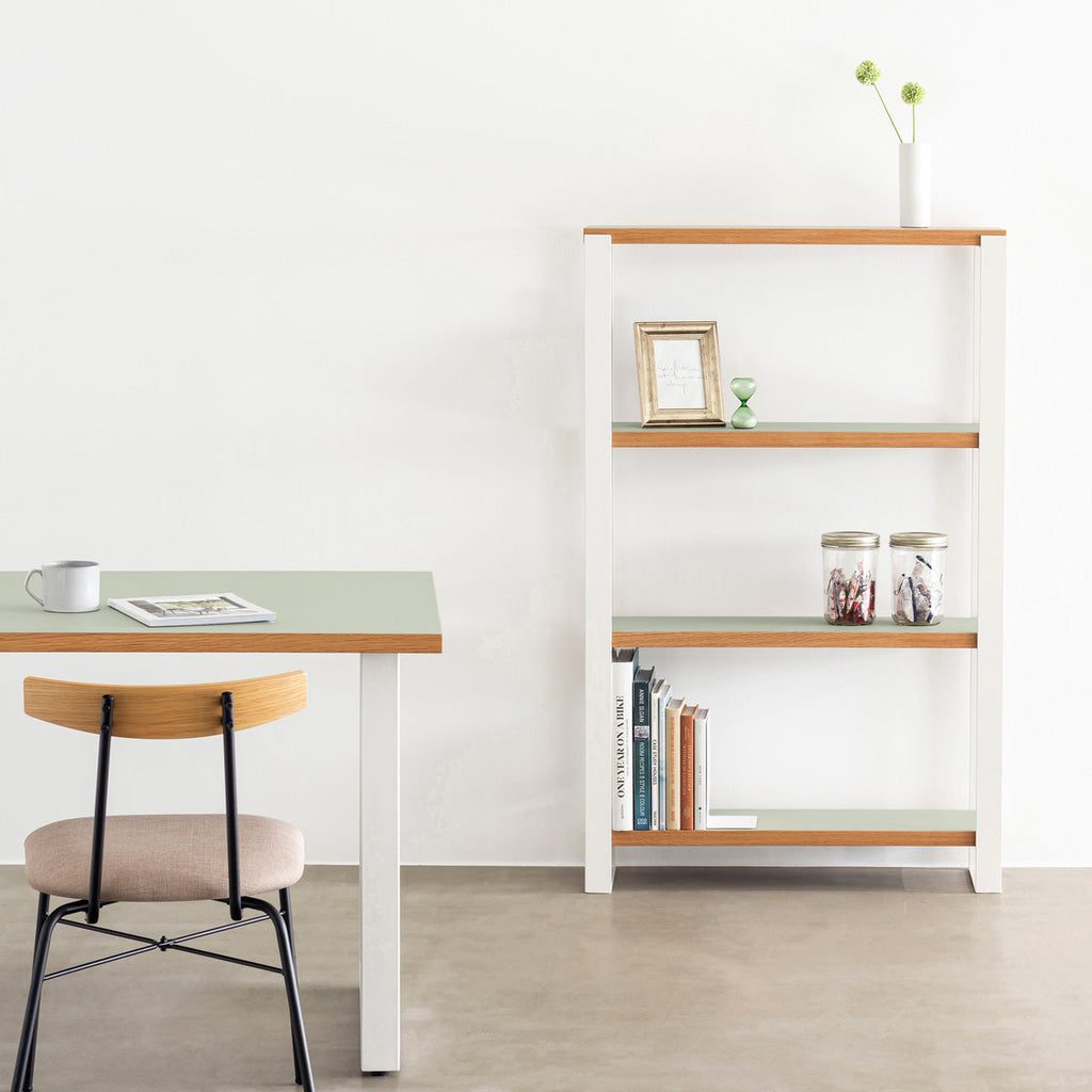 Kanademonoのリノリウム素材の棚板にホワイトのアイアンフレームを組み合わせたシェルフ/Pistachio（使用イメージ）