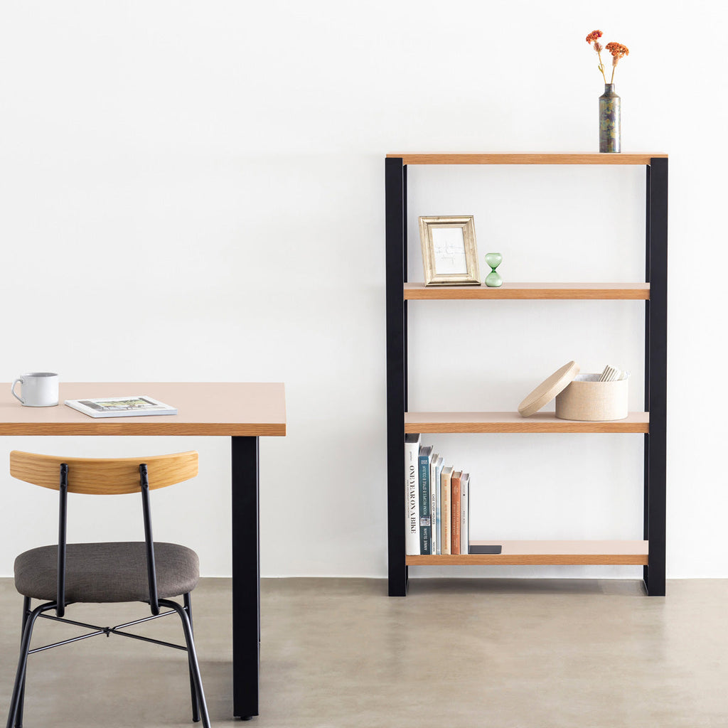 Kanademonoのリノリウム素材の棚板にブラックのアイアンフレームを組み合わせたシェルフ/Powder（使用イメージ）