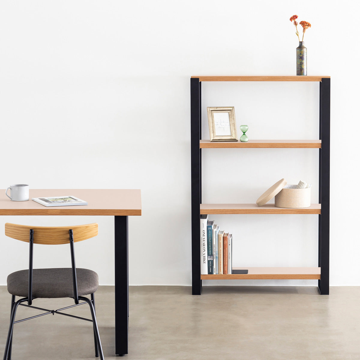 Kanademonoのリノリウム素材の棚板にブラックのアイアンフレームを組み合わせたシェルフ/Powder（使用イメージ）