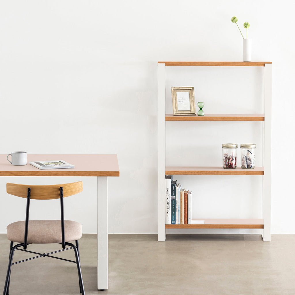 Kanademonoのリノリウム素材の棚板にホワイトのアイアンフレームを組み合わせたシェルフ/Powder（使用イメージ）