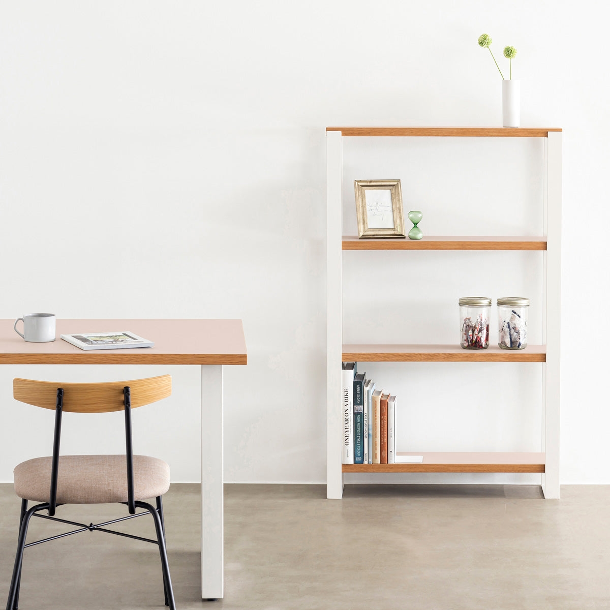 Kanademonoのリノリウム素材の棚板にホワイトのアイアンフレームを組み合わせたシェルフ/Powder（使用イメージ）