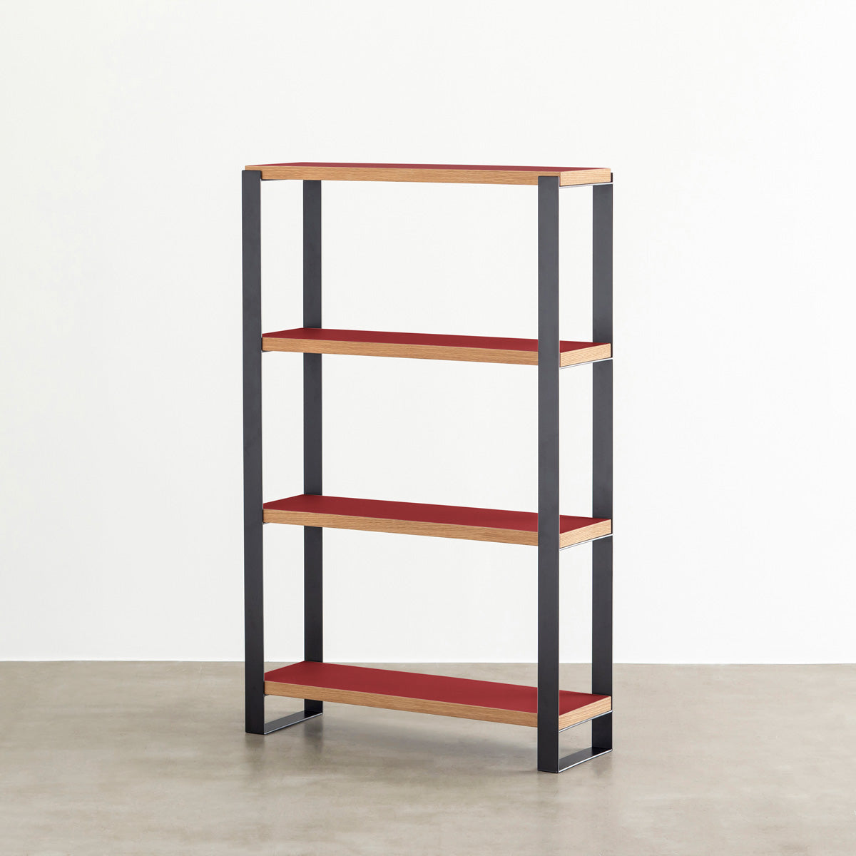 Kanademonoのリノリウム素材の棚板にブラックのアイアンフレームを組み合わせたシェルフ/Salsa