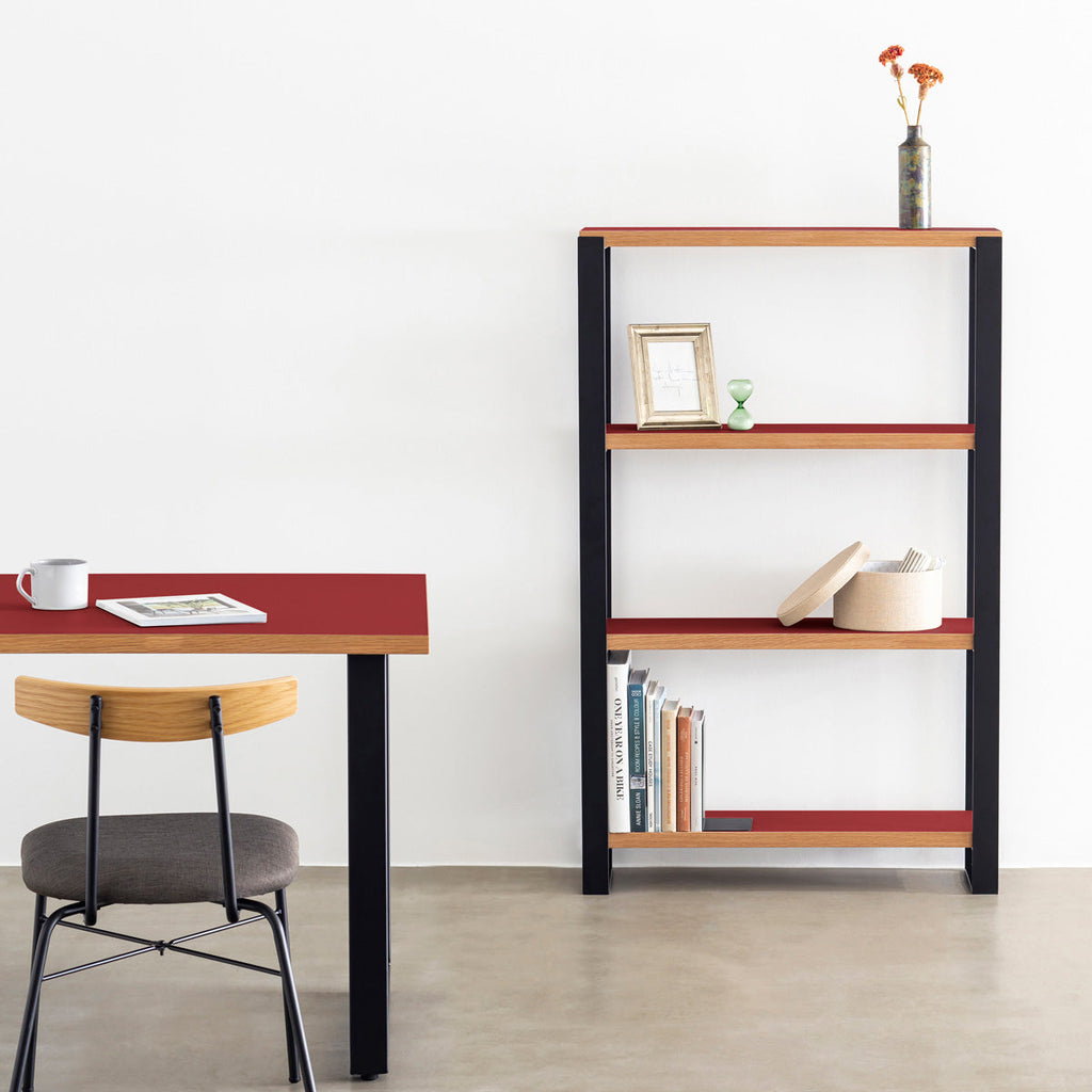 Kanademonoのリノリウム素材の棚板にブラックのアイアンフレームを組み合わせたシェルフ/Salsa（使用イメージ）