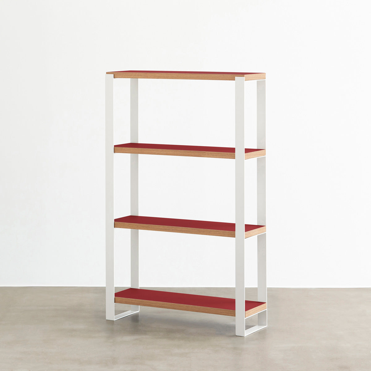 Kanademonoのリノリウム素材の棚板にホワイトのアイアンフレームを組み合わせたシェルフ/Salsa