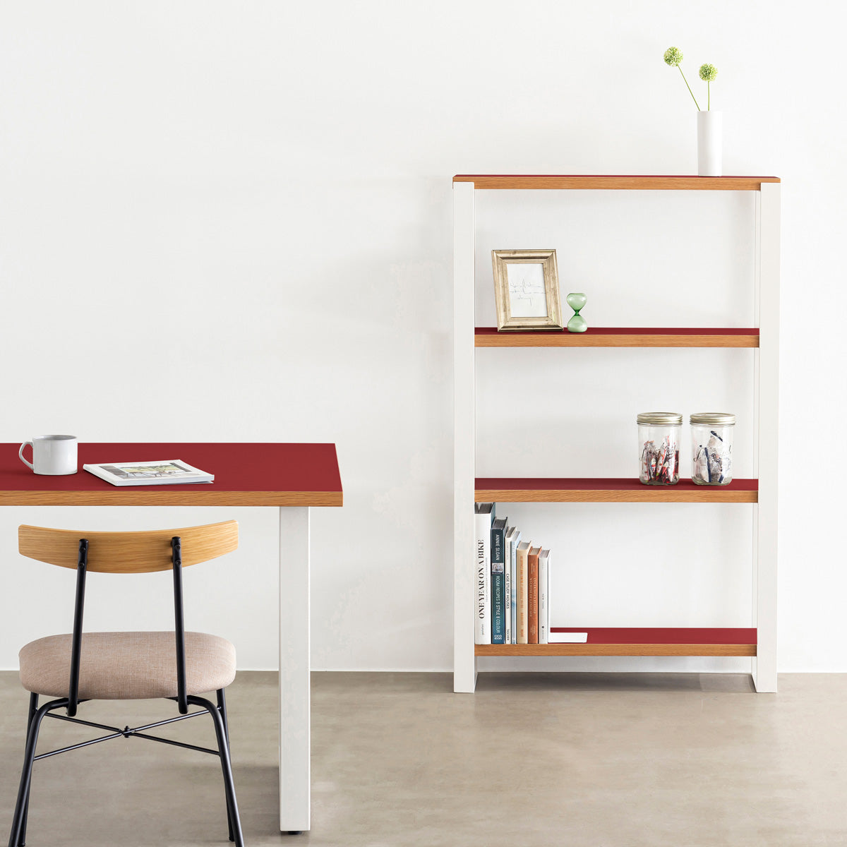 Kanademonoのリノリウム素材の棚板にホワイトのアイアンフレームを組み合わせたシェルフ/Salsa（使用イメージ）