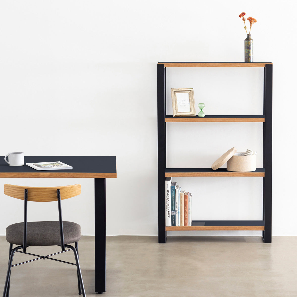 Kanademonoのリノリウム素材の棚板にブラックのアイアンフレームを組み合わせたシェルフ/SmokryBlue（使用イメージ）