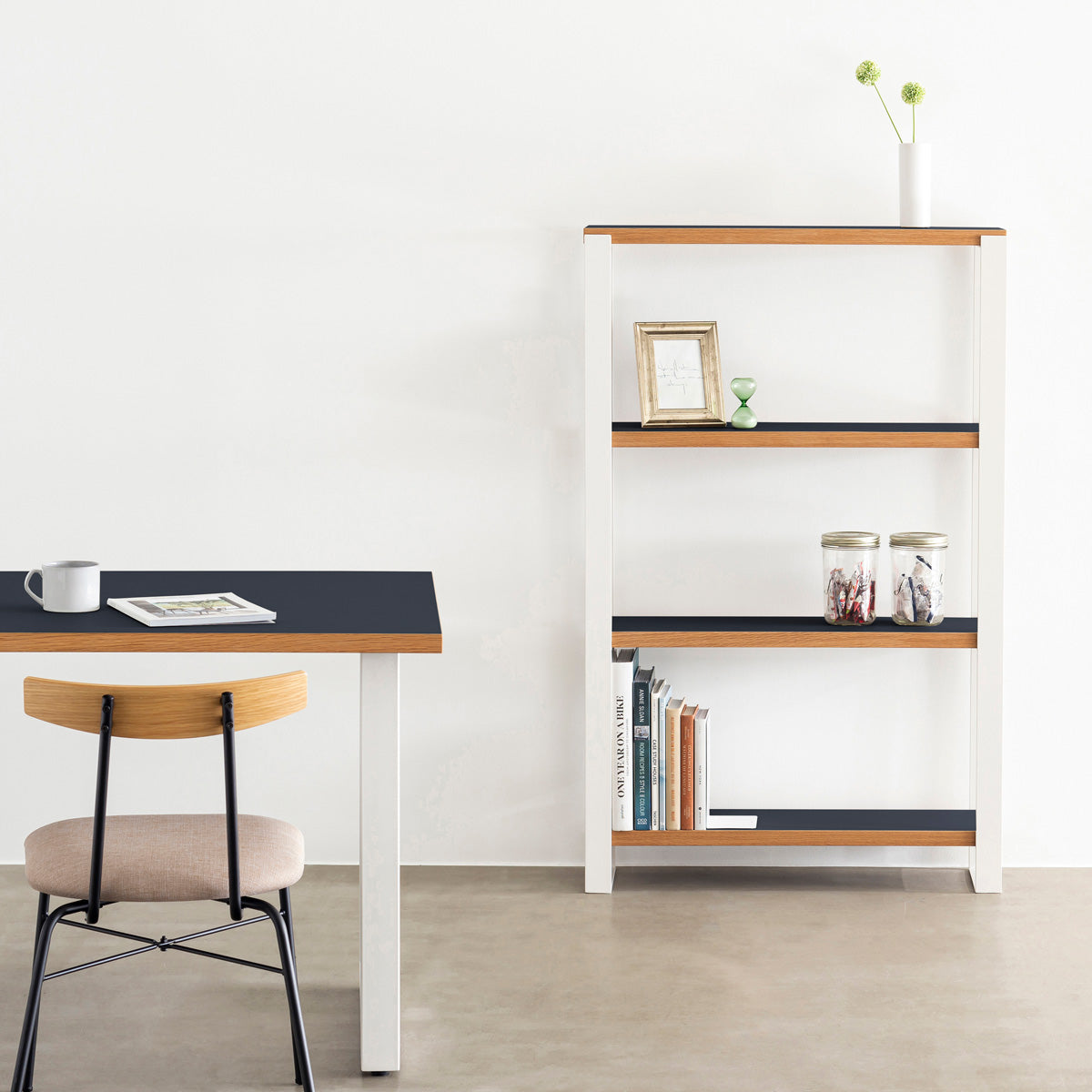 Kanademonoのリノリウム素材の棚板にホワイトのアイアンフレームを組み合わせたシェルフ/SmokeyBlue（使用イメージ）