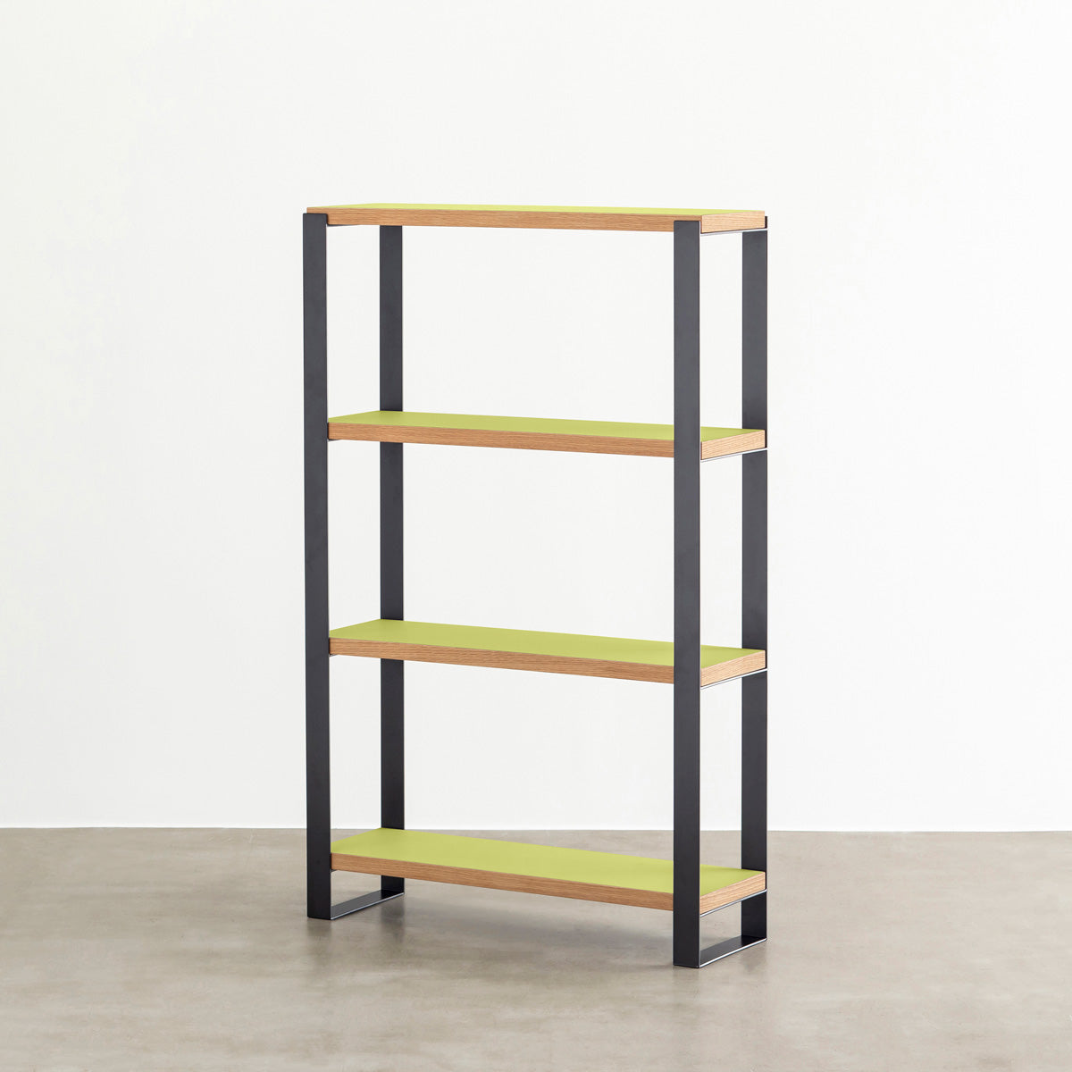Kanademonoのリノリウム素材の棚板にブラックのアイアンフレームを組み合わせたシェルフ/SpringGreen