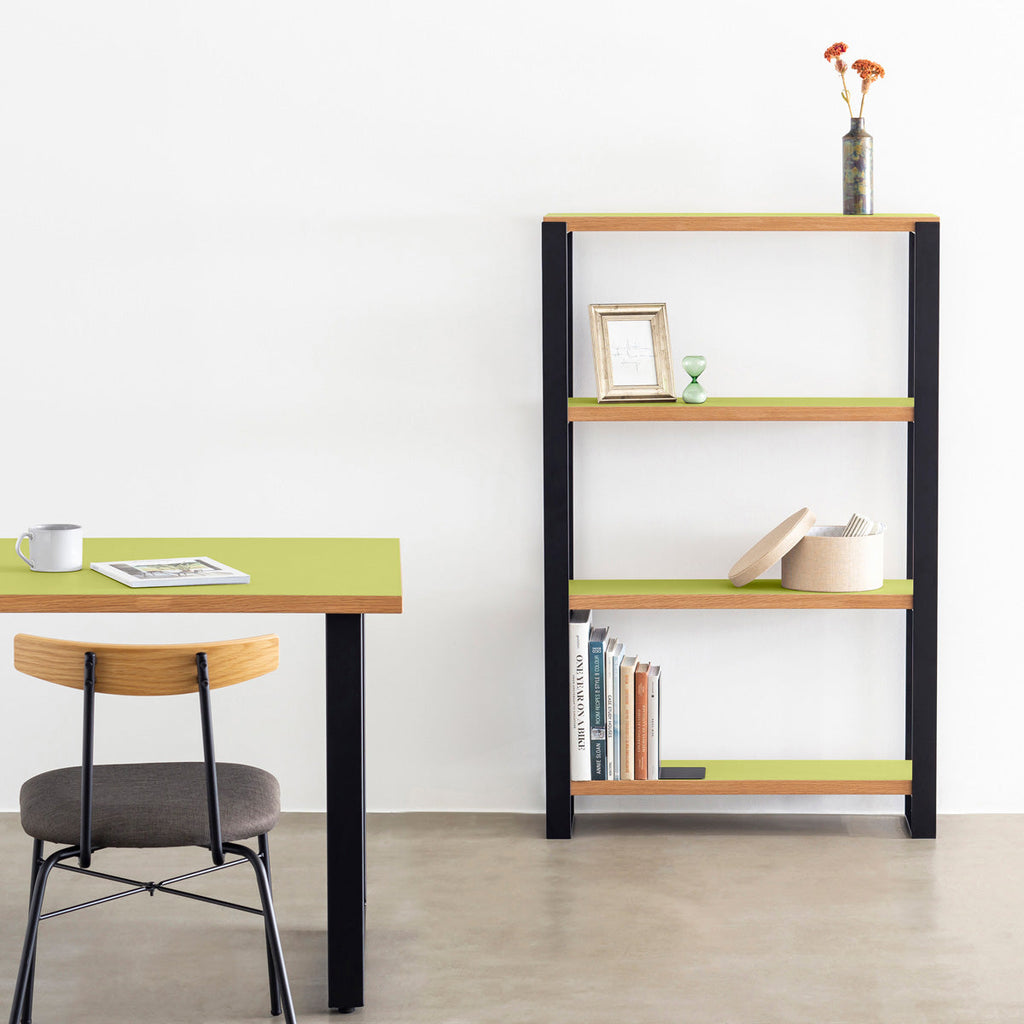Kanademonoのリノリウム素材の棚板にブラックのアイアンフレームを組み合わせたシェルフ/SpringGreen（使用イメージ）