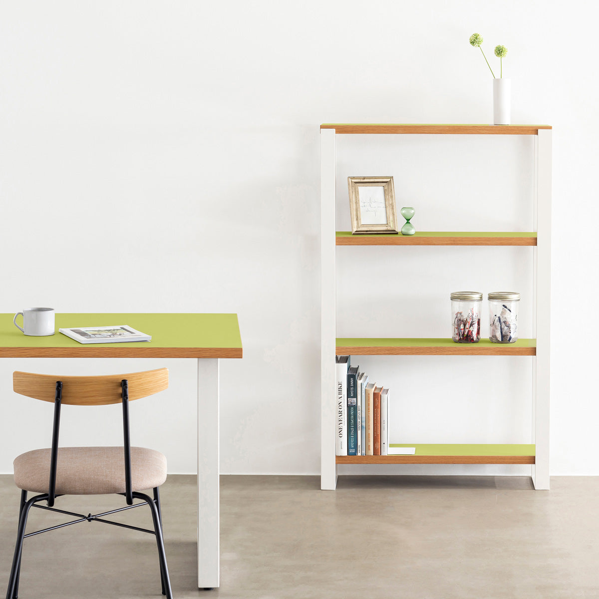 Kanademonoのリノリウム素材の棚板にホワイトのアイアンフレームを組み合わせたシェルフ/SpringGreen（使用イメージ）