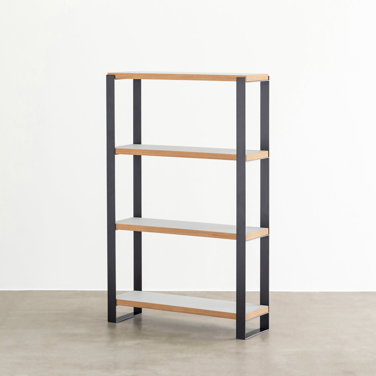 Kanademonoのリノリウム素材の棚板にブラックのアイアンフレームを組み合わせたシェルフ/Vapour
