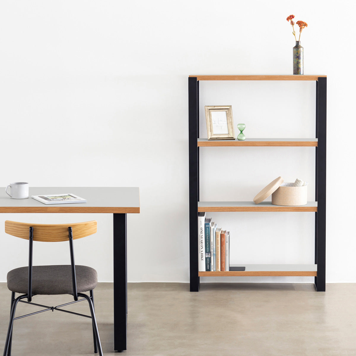 Kanademonoのリノリウム素材の棚板にブラックのアイアンフレームを組み合わせたシェルフ/Vapour（使用イメージ）