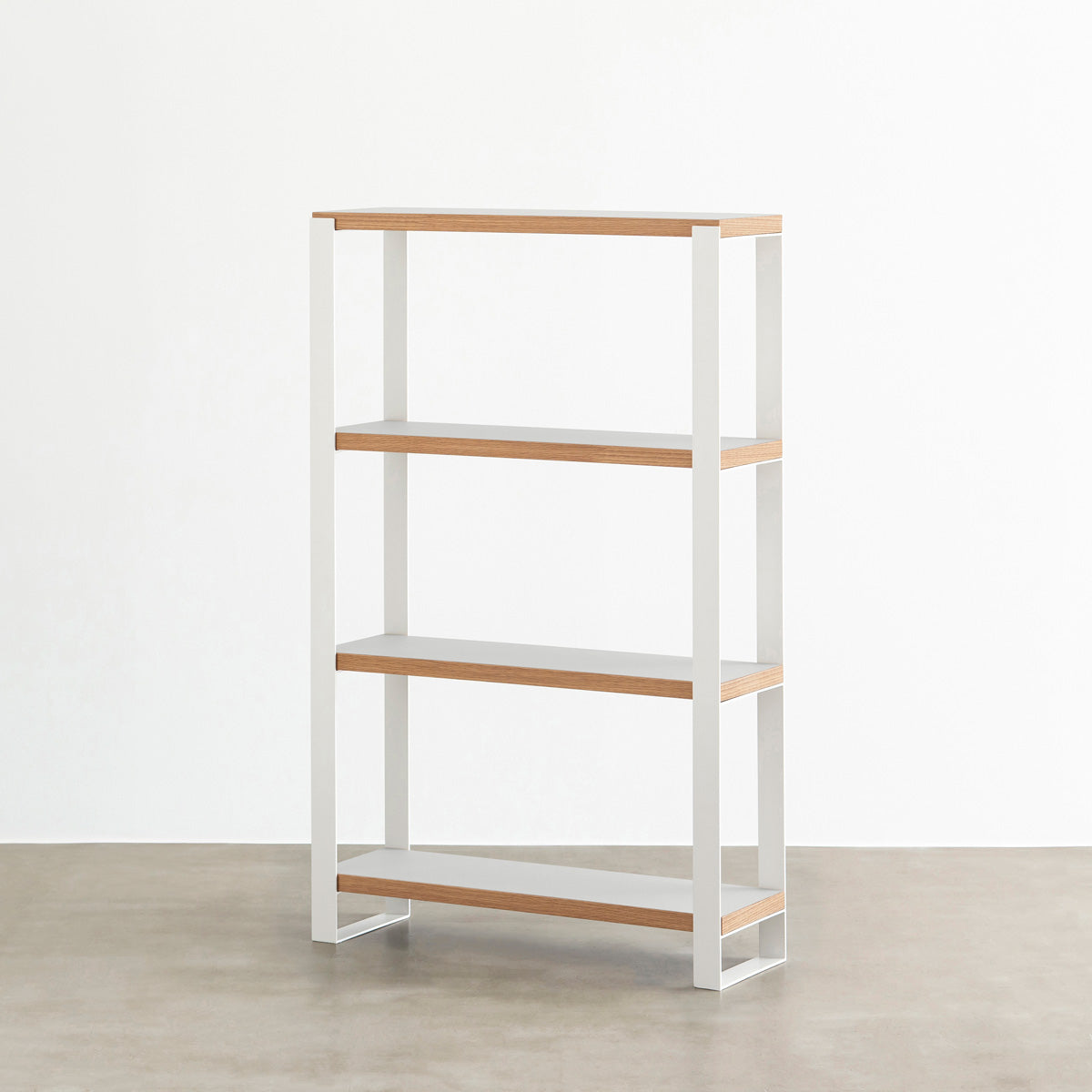 Kanademonoのリノリウム素材の棚板にホワイトのアイアンフレームを組み合わせたシェルフ/Vapour