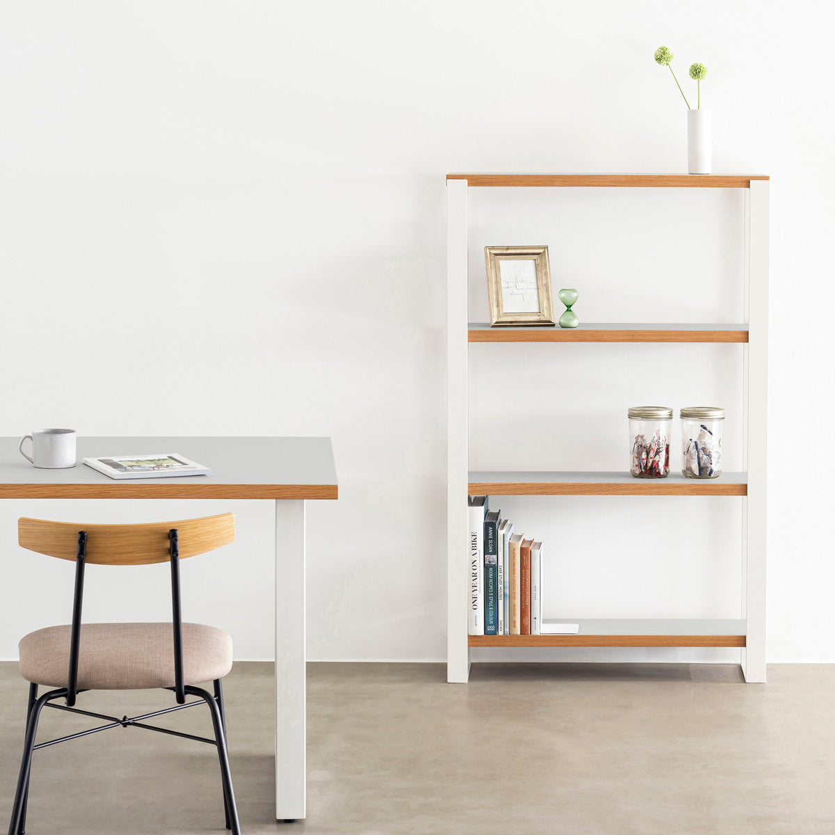 Kanademonoのリノリウム素材の棚板にホワイトのアイアンフレームを組み合わせたシェルフ/Vapour（使用イメージ）