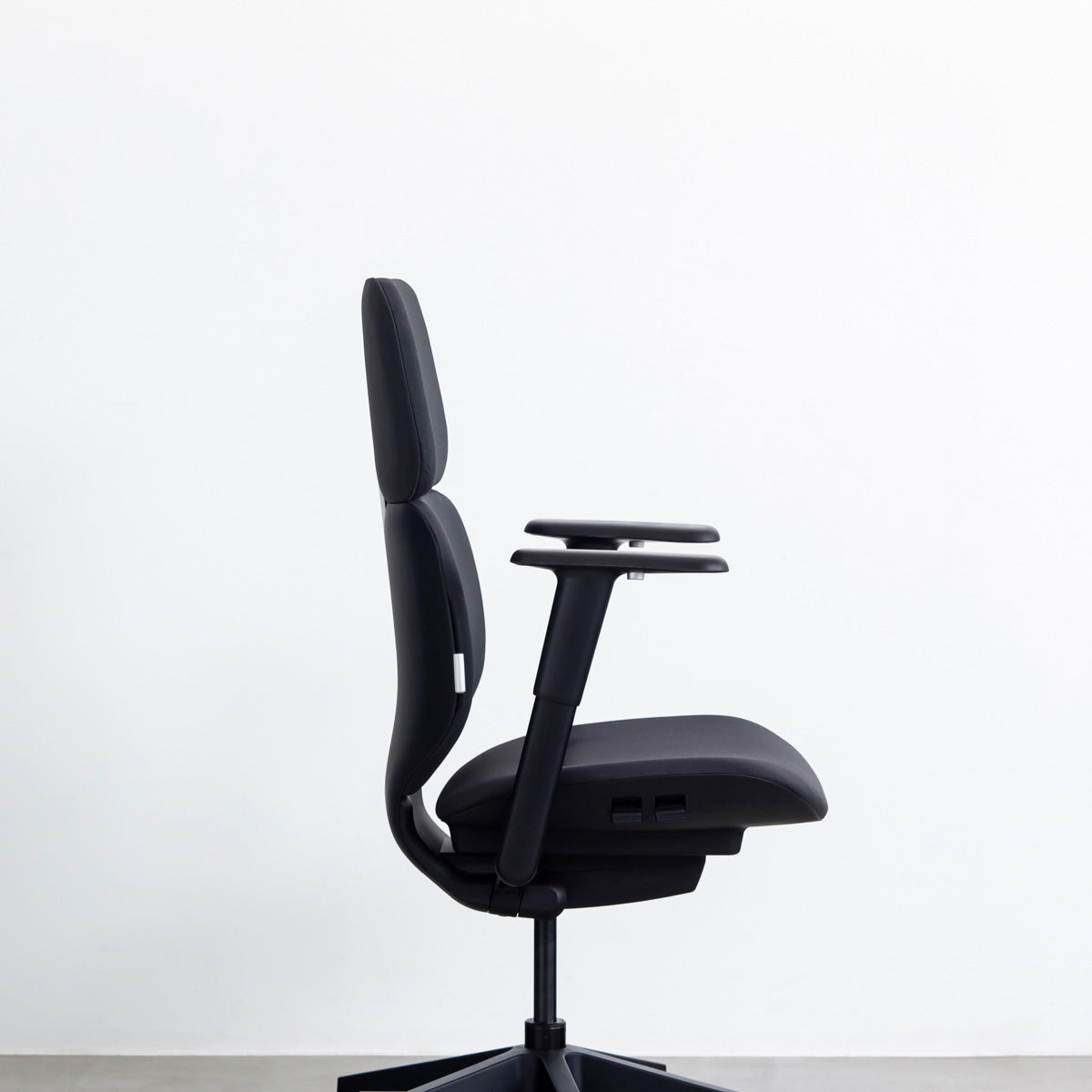 KANADEMONOのパーソナルにカスタマイズできるスタイリッシュなリクライニングオフィスチェア（リクライニング無し）