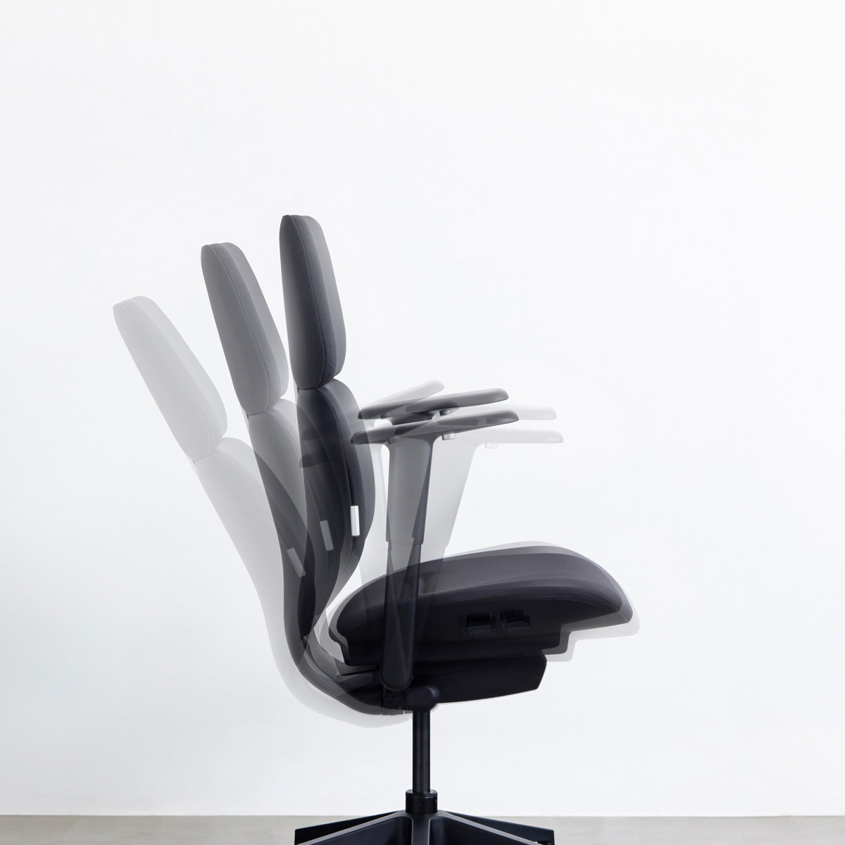 KANADEMONOのパーソナルにカスタマイズできるスタイリッシュなリクライニングオフィスチェア（リクライニングイメージ）