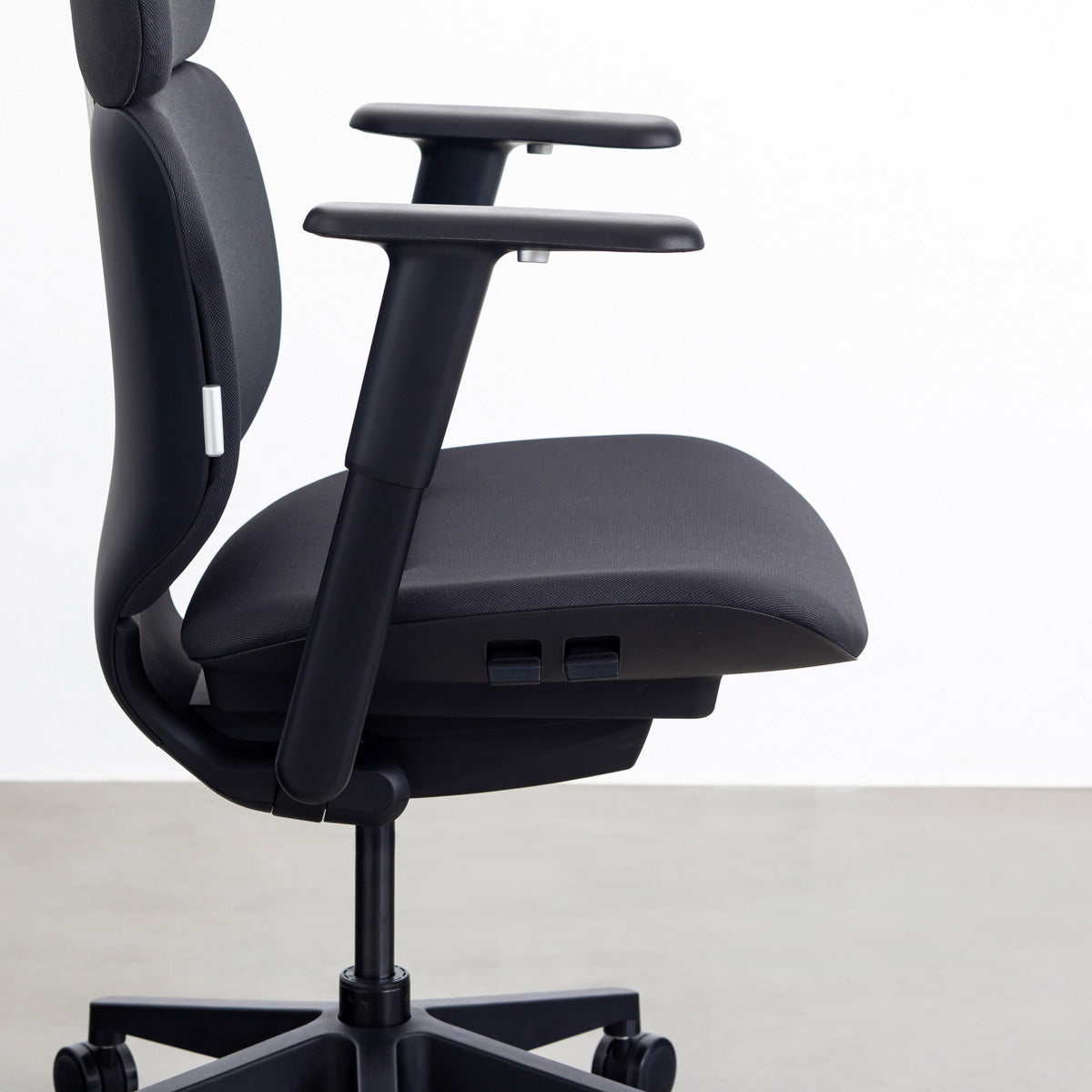 KANADEMONOのパーソナルにカスタマイズできるスタイリッシュなリクライニングオフィスチェア（座面位置調整なし）
