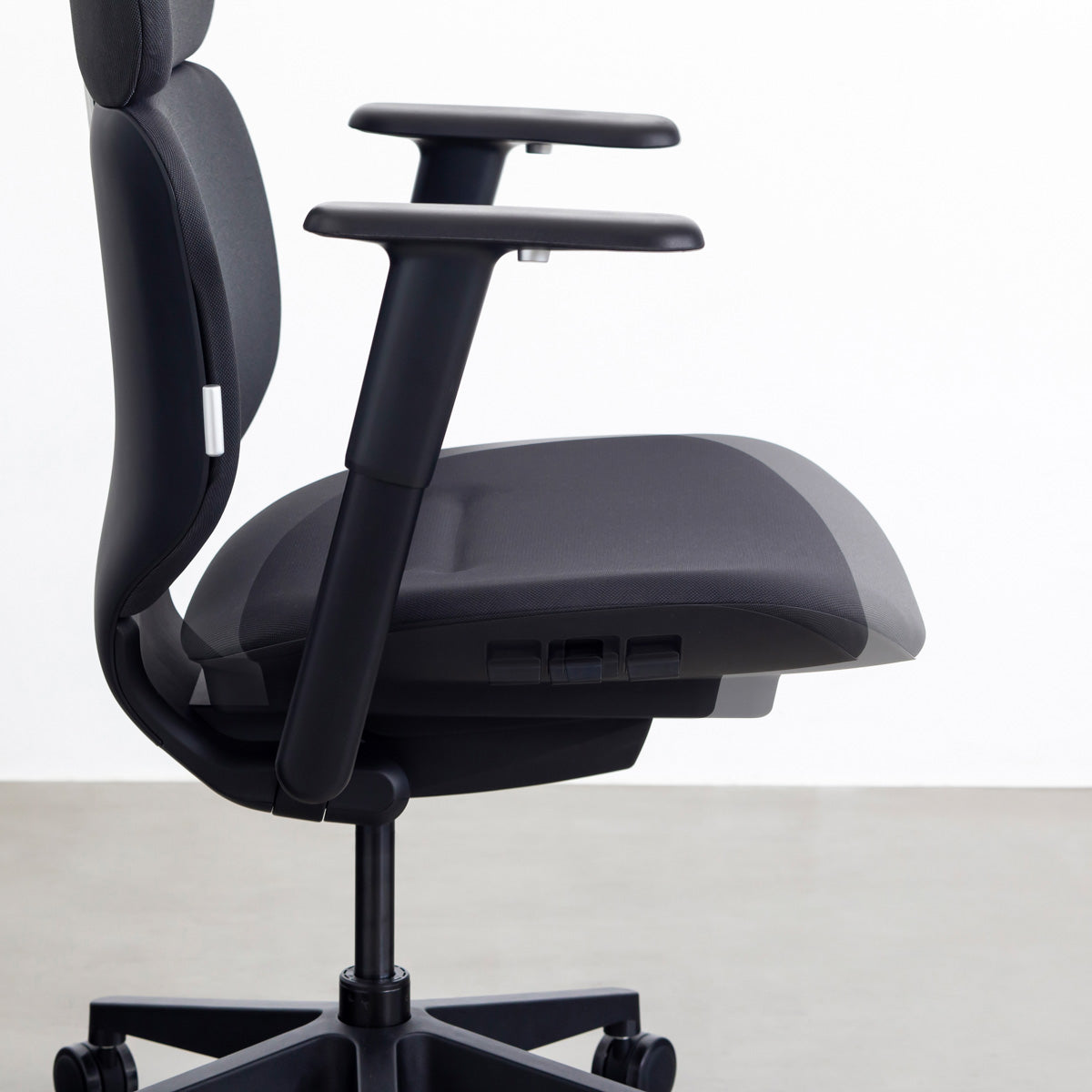 KANADEMONOのパーソナルにカスタマイズできるスタイリッシュなリクライニングオフィスチェア（座面位置イメージ）