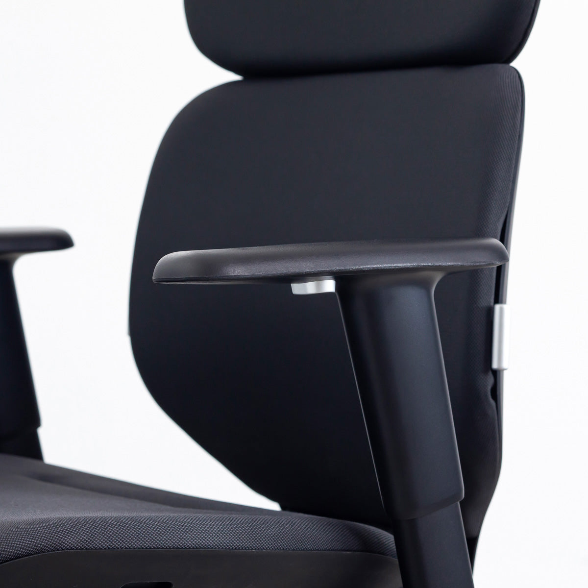 KANADEMONOのパーソナルにカスタマイズできるスタイリッシュなリクライニングオフィスチェア（アーム高さ調整なし）