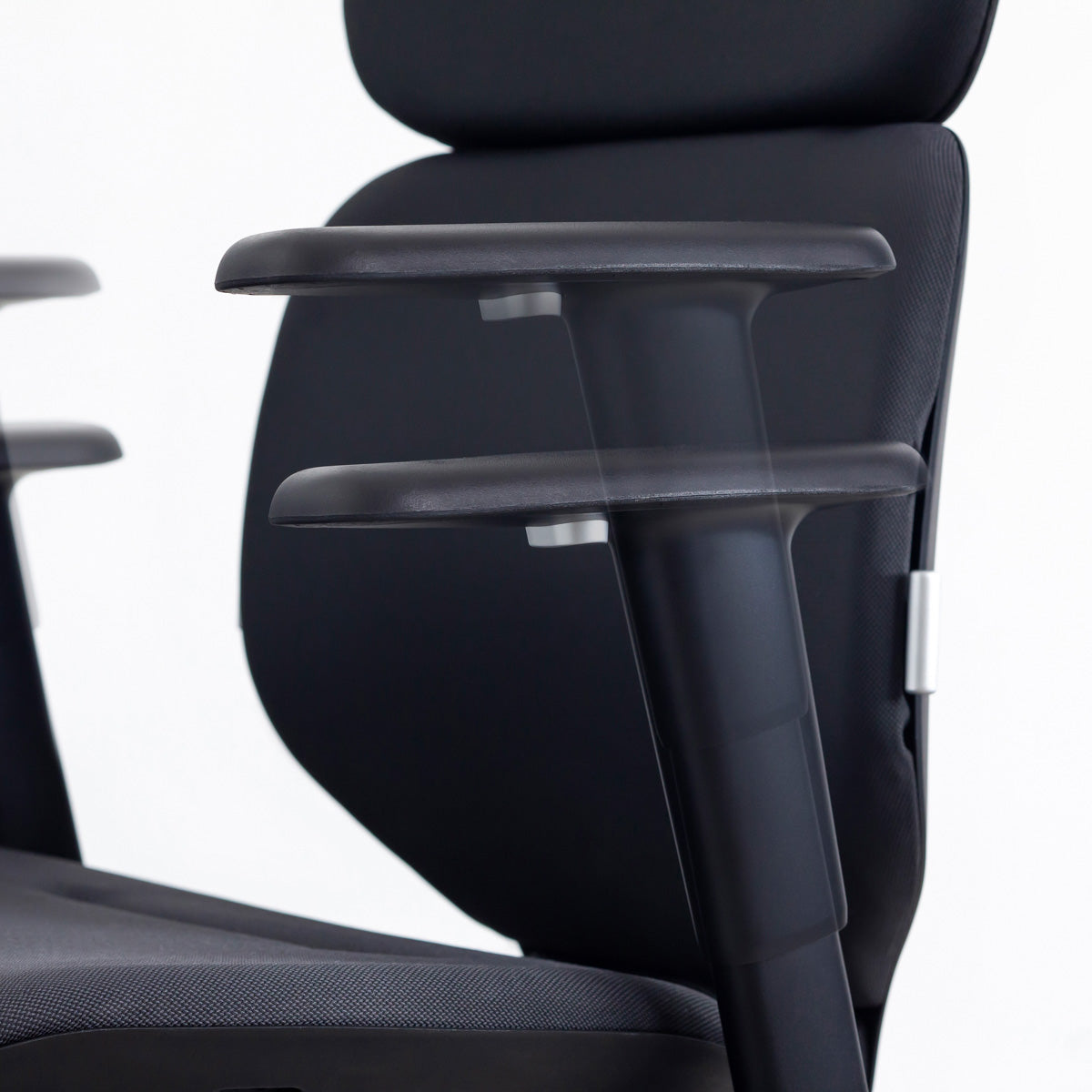 KANADEMONOのパーソナルにカスタマイズできるスタイリッシュなリクライニングオフィスチェア（アーム高さ調整イメージ）