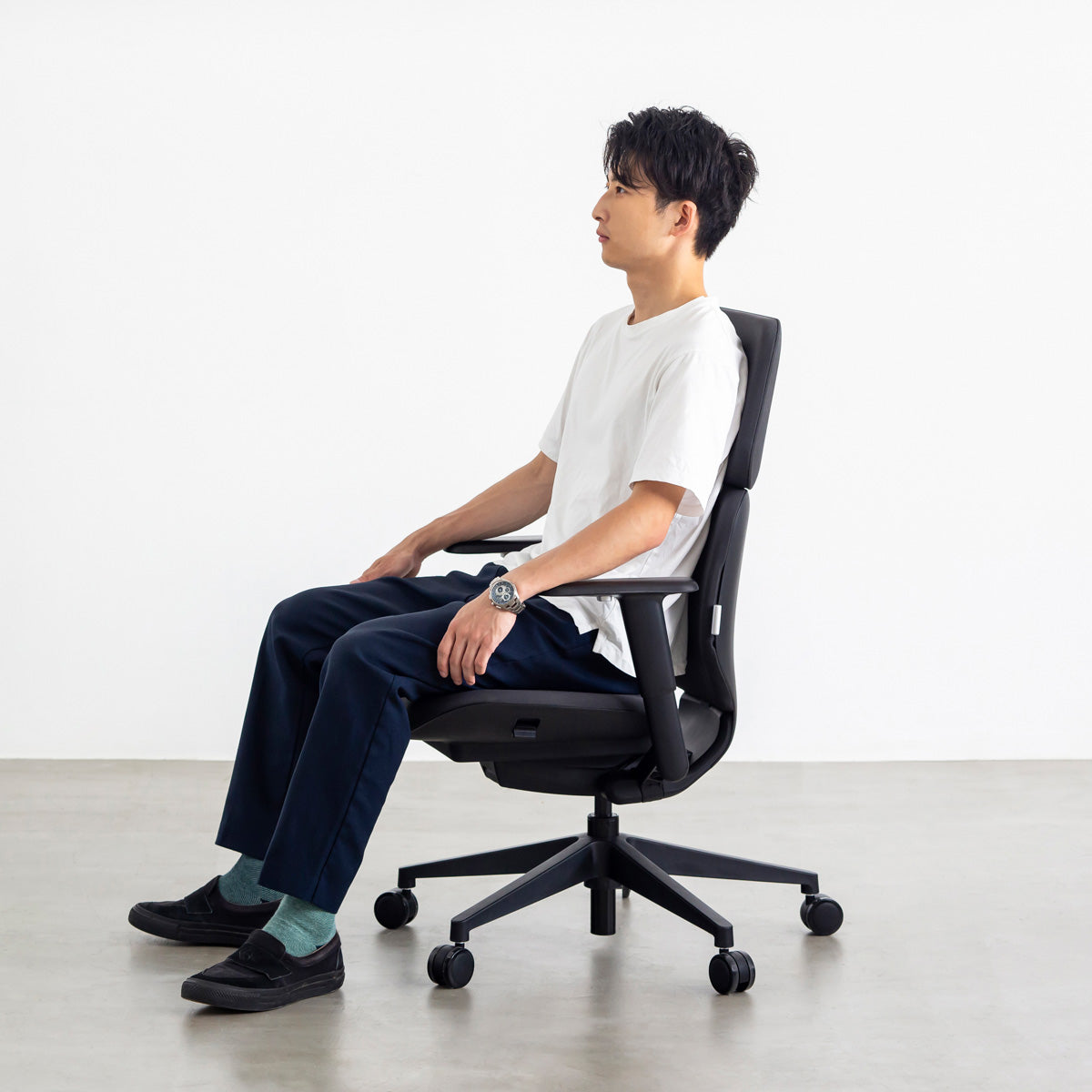 KANADEMONOのパーソナルにカスタマイズできるスタイリッシュなリクライニングオフィスチェアの使用例３