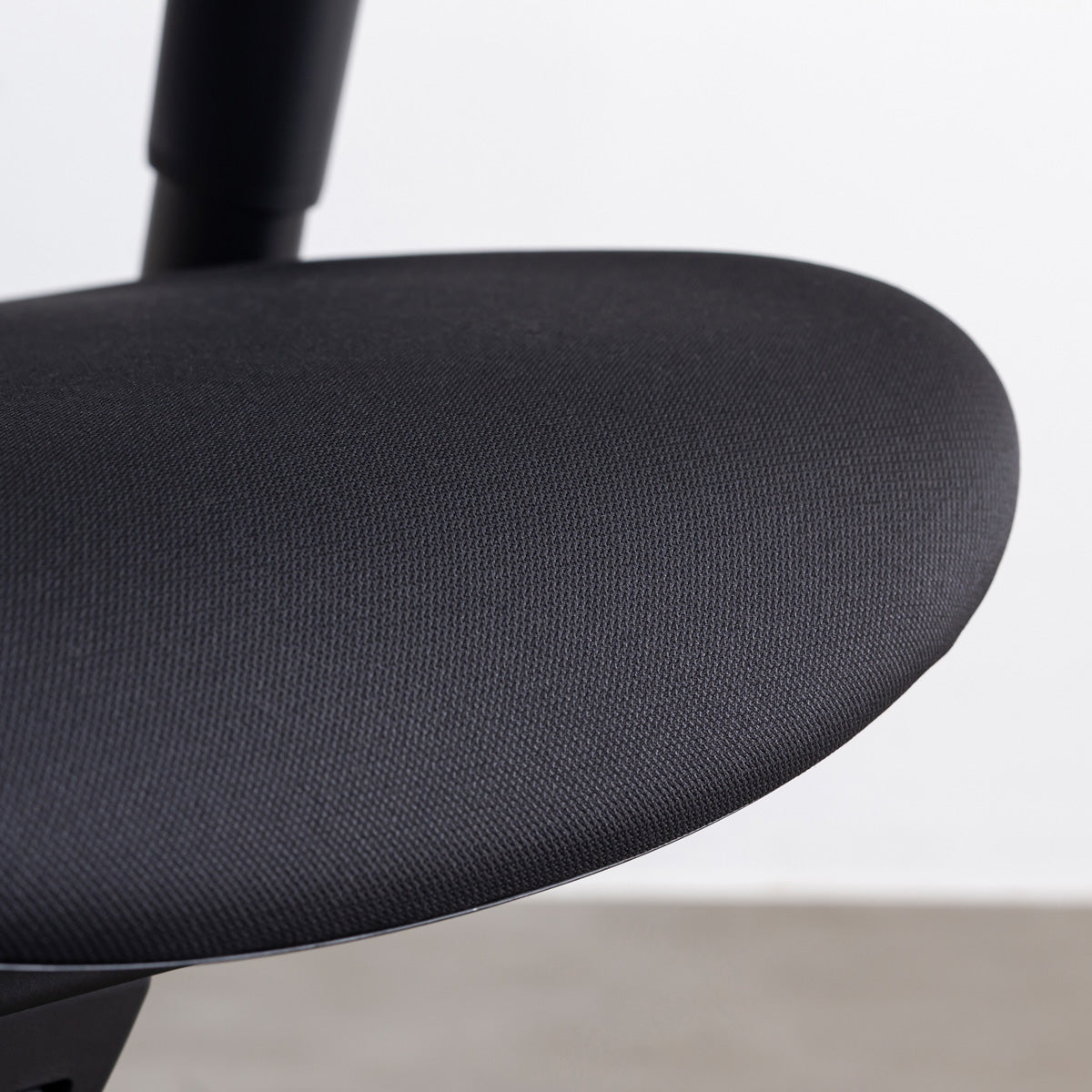 KANADEMONOのパーソナルにカスタマイズできるスタイリッシュなリクライニングオフィスチェア（座面クローズアップ）