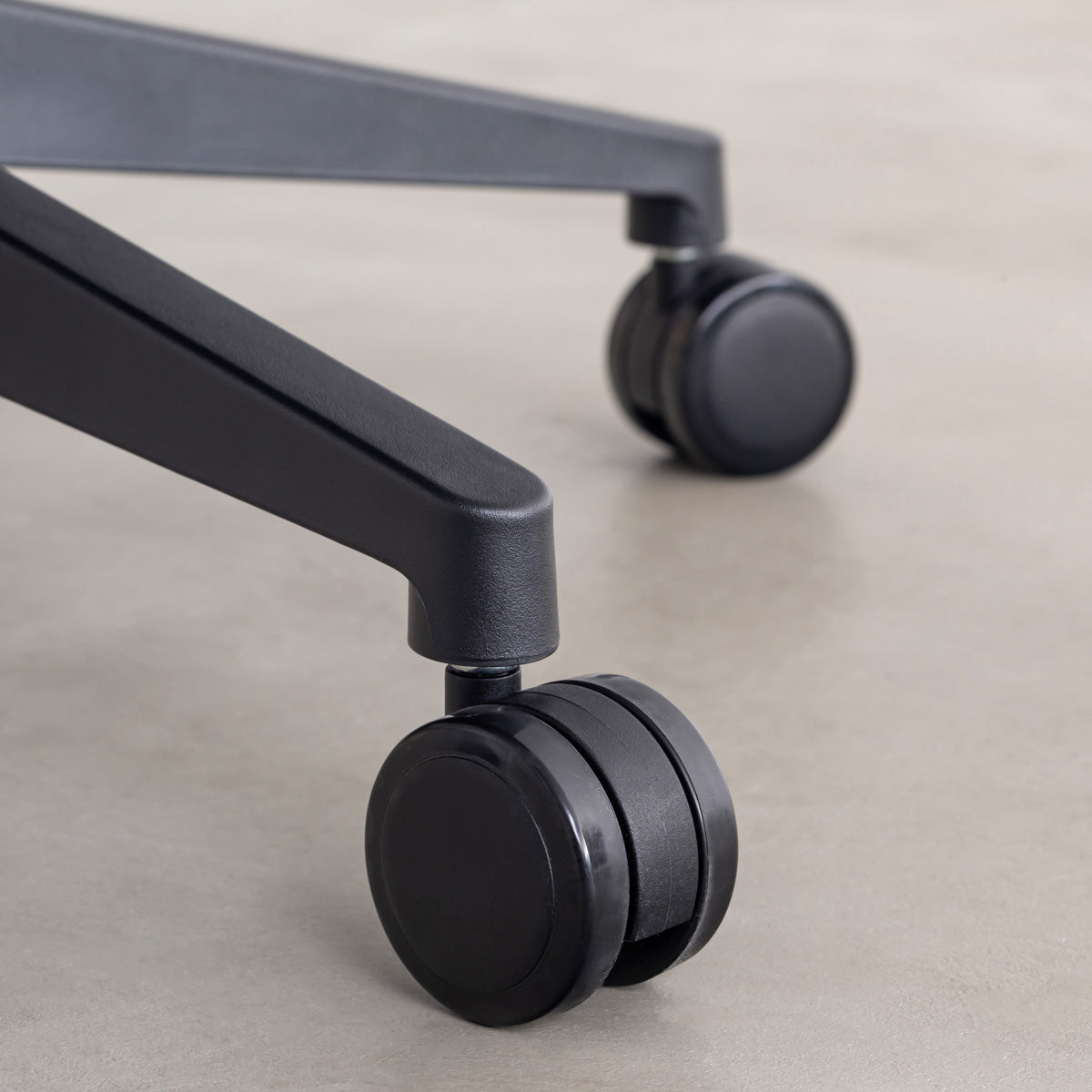 KANADEMONOのパーソナルにカスタマイズできるスタイリッシュなリクライニングオフィスチェア（キャスター部分）