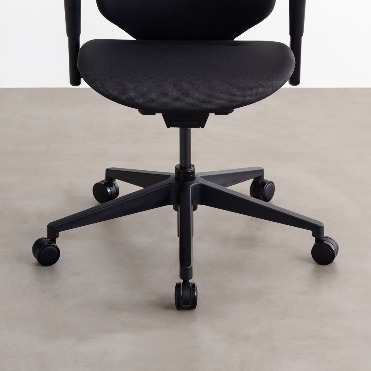 KANADEMONOのパーソナルにカスタマイズできるスタイリッシュなリクライニングオフィスチェア（脚）