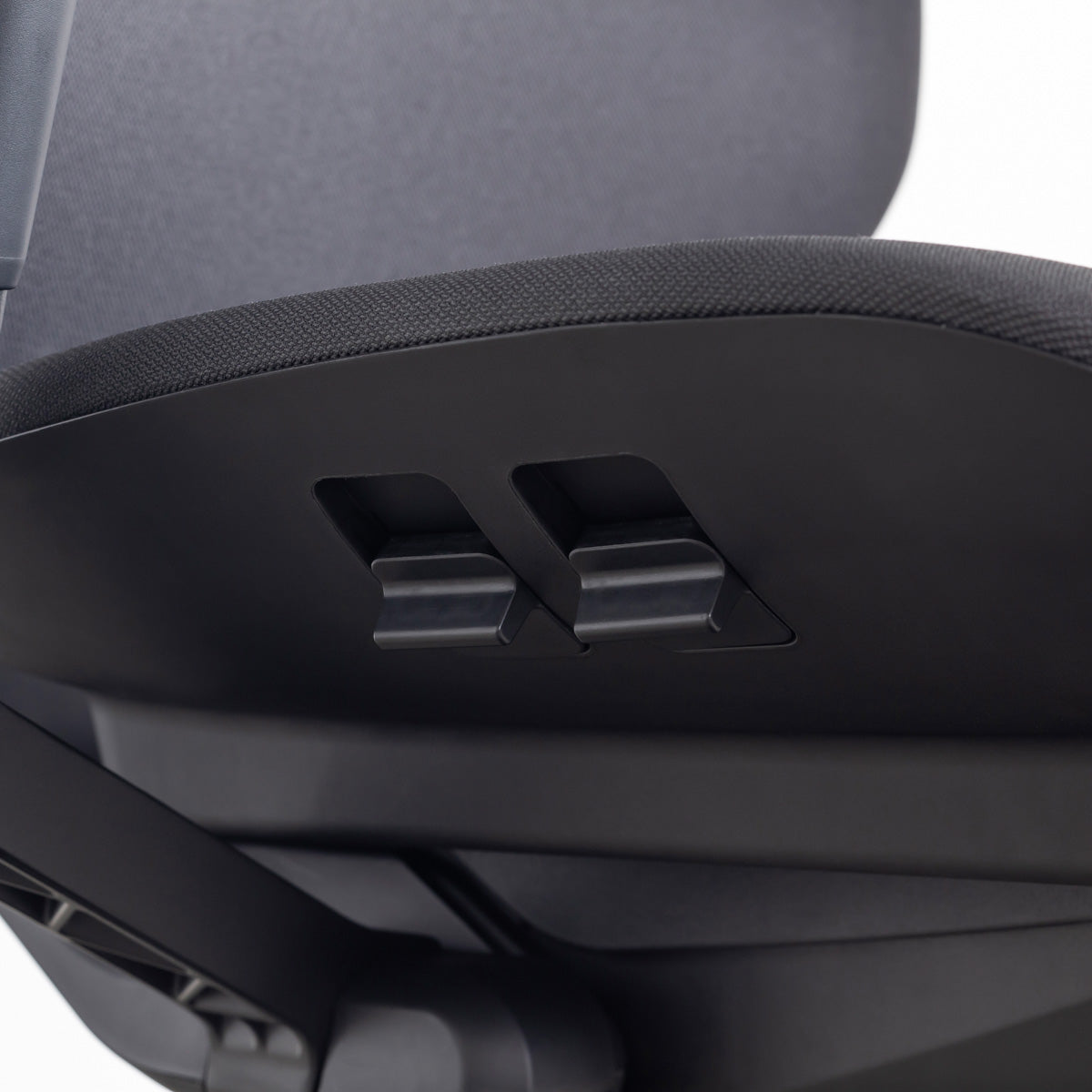 KANADEMONOのパーソナルにカスタマイズできるスタイリッシュなリクライニングオフィスチェア（座面スライド調整レバー/座面昇降レバー）