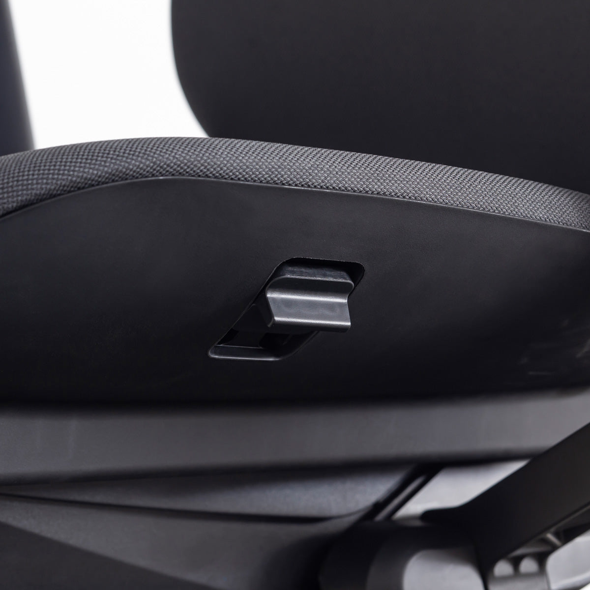 KANADEMONOのパーソナルにカスタマイズできるスタイリッシュなリクライニングオフィスチェア(リクライニング調整レバー）