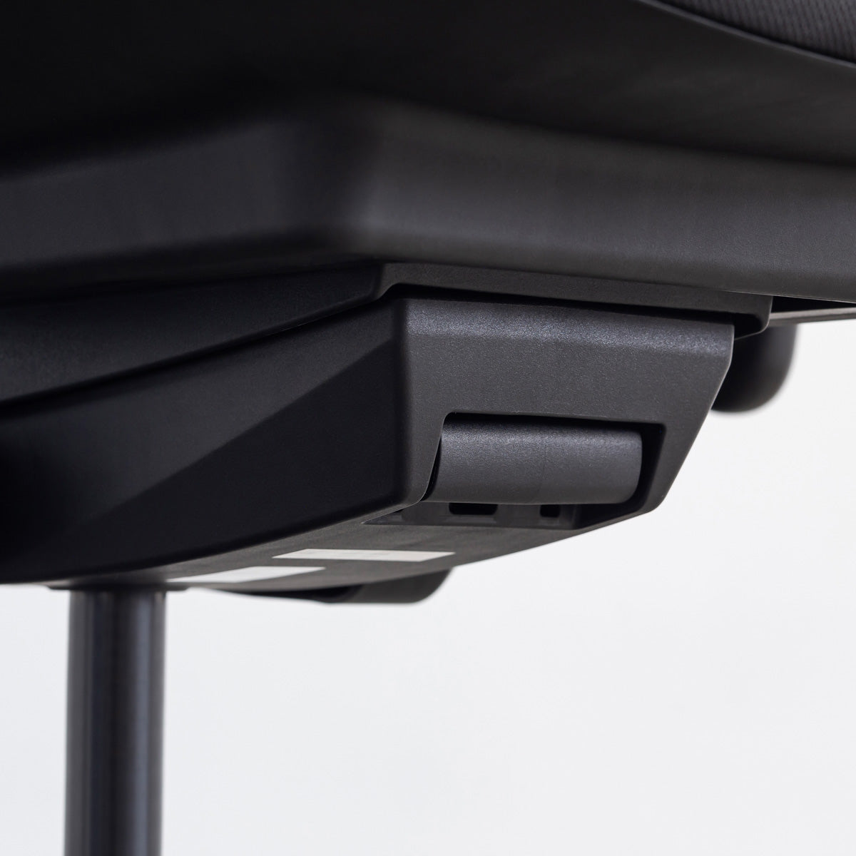 KANADEMONOのパーソナルにカスタマイズできるスタイリッシュなリクライニングオフィスチェア（リクライニングの硬さ調整レバー）